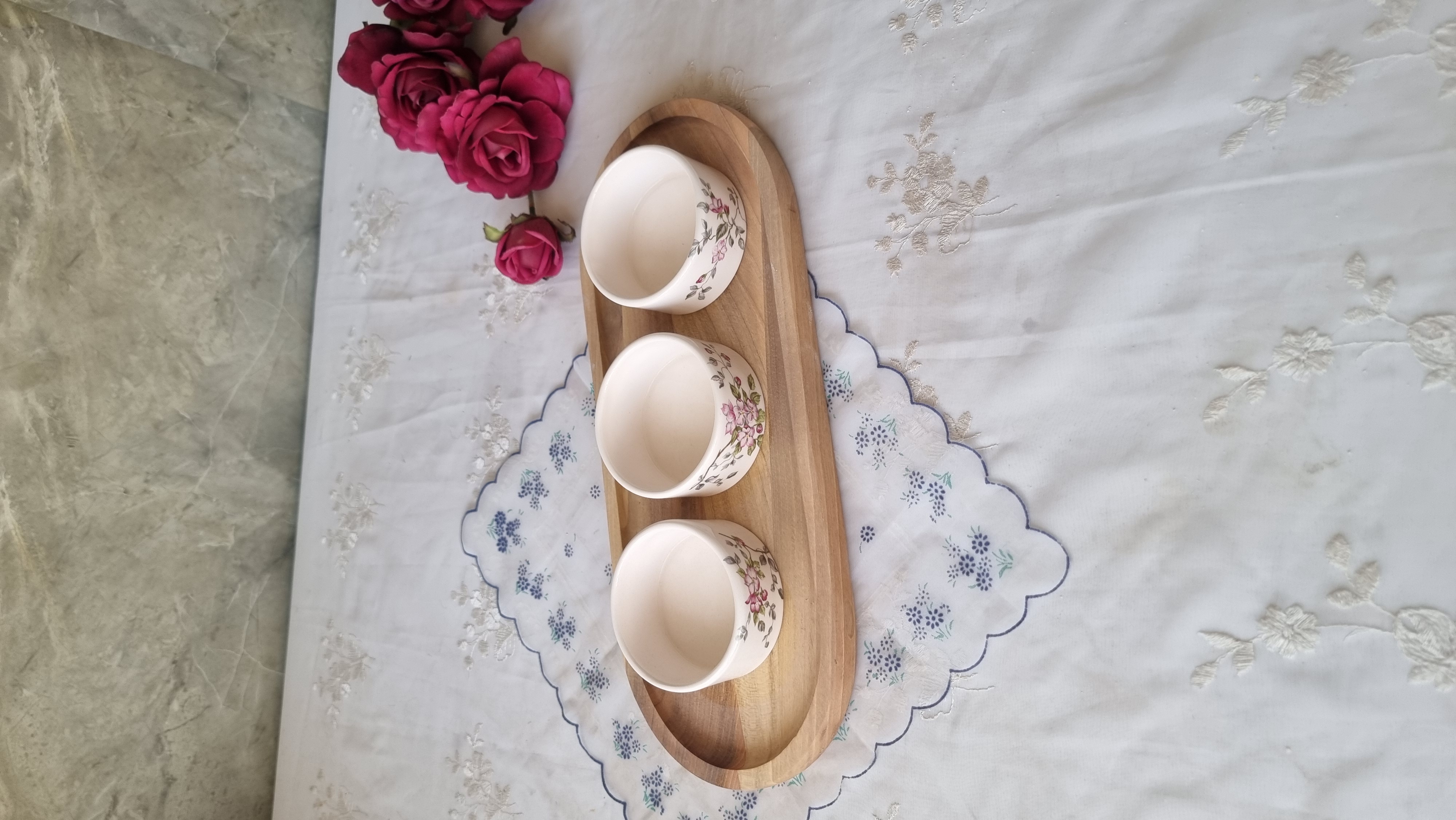 مزه خوری سرامیکی  با سینی چوبی دست ساز